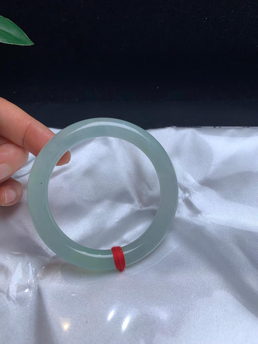 612452，54冰晴底细圆条，冰透秀气，整体带底色，有一截起光了，局部略有些棉感， 不影响 商品图4