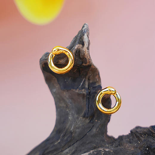 【现货】  足金999 5D工艺 耳饰宝宝蛇不规则小众设计款【金重约2.17g】  【一物一广州省检标签】 商品图2