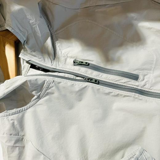 【云粉节】7楼安德玛UA春夏Launch女子轻质跑步运动夹克外套皮肤衣1381881 吊牌价849元 商品图10