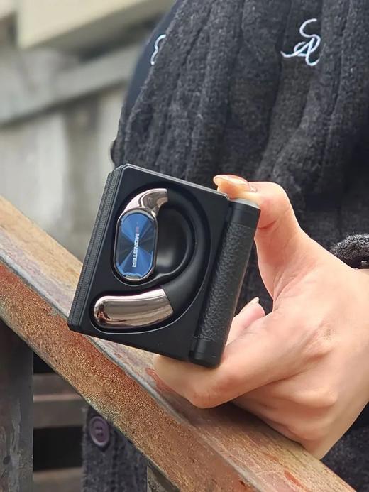 某猫某东699元，首发破价！【魔声折叠收纳挂耳式蓝牙耳机AC530】双折叠怎么折都有面~新升级14.2mm复合生物羊毛纤维振膜喇叭，声音更加清晰和丰富‌；耳挂设计，⁬舒适不勒耳，‎能适应不同耳形 商品图4