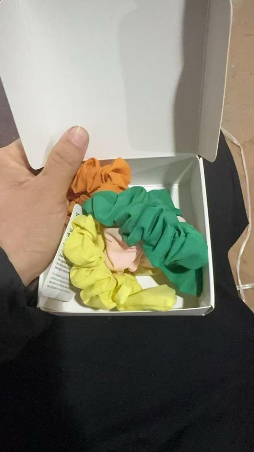 原单正品lululemon女士发圈，一盒四色！lulu连发圈都做的这么好看！提升生活品质的小物件，这款必入！既实用又好看！低调有品。戴上这个发圈心情也会变好 商品图12