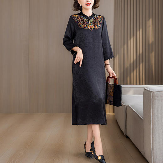 SJ9509 2025春夏新款民族风立领刺绣提花连衣裙中年女装复古大码宽松长裙 商品图3