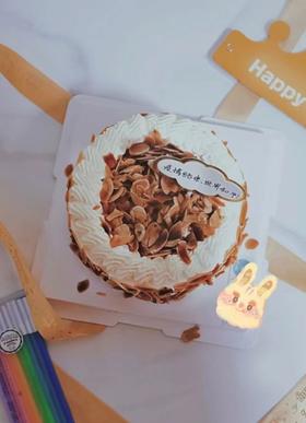 蛋糕很好吃，也不会很甜~（个人对甜品的最高夸奖）