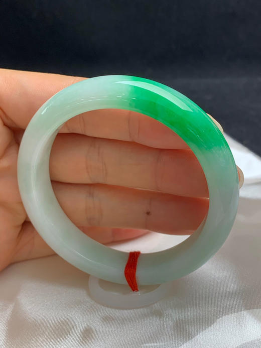 612457，54.7圈口，细糯飘辣绿正圈平安镯，淡绿底色，飘辣绿 商品图5