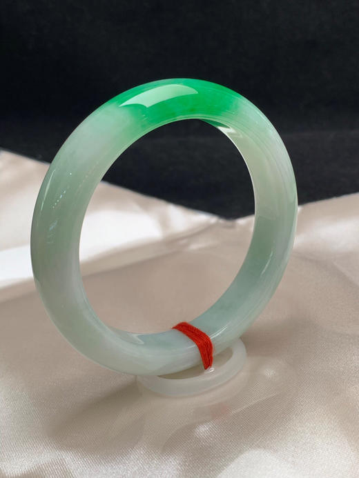 612457，54.7圈口，细糯飘辣绿正圈平安镯，淡绿底色，飘辣绿 商品图1