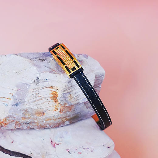 【现货】  足金999 5D工艺 宽面镂空手链男女同款配黑色皮绳【金重约2.75g】  【一物一广州省检标签】 商品图1