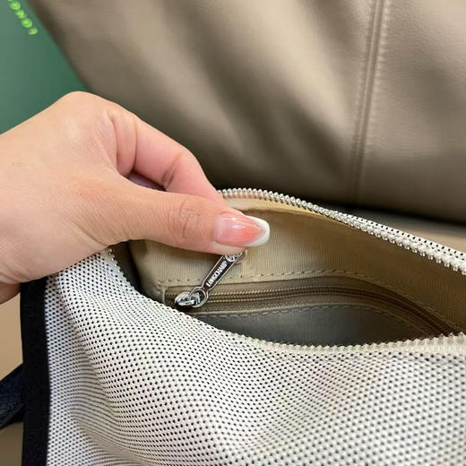 外贸原单正品珑骧豆腐小方包，全套礼盒包装
它既能装又不容易过时，兼具流行与环保，通勤、逛街、度假都能背，拥有一个小方包就能装下你的日常用品~ 商品图7