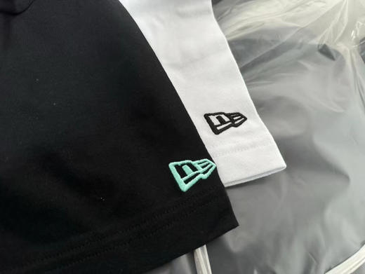 正品纽亦华 印花短袖 
男女同款 胸前字母印花 袖子品牌logo刺绣 简约大方
黑白两色 尺码M L XL 商品图7