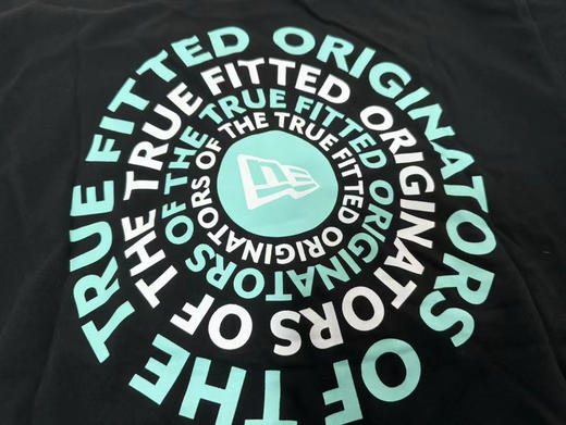 正品纽亦华 印花短袖 
男女同款 胸前字母印花 袖子品牌logo刺绣 简约大方
黑白两色 尺码M L XL 商品图2