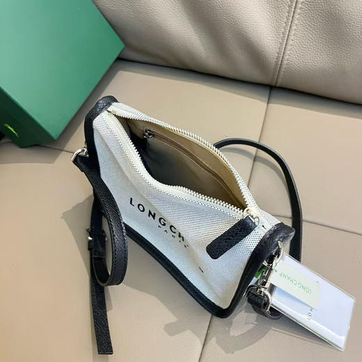 外贸原单正品珑骧豆腐小方包，全套礼盒包装
它既能装又不容易过时，兼具流行与环保，通勤、逛街、度假都能背，拥有一个小方包就能装下你的日常用品~ 商品图6