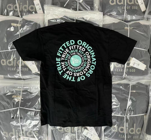 正品纽亦华 印花短袖 
男女同款 胸前字母印花 袖子品牌logo刺绣 简约大方
黑白两色 尺码M L XL 商品图1