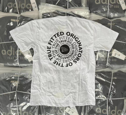 正品纽亦华 印花短袖 
男女同款 胸前字母印花 袖子品牌logo刺绣 简约大方
黑白两色 尺码M L XL 商品图4