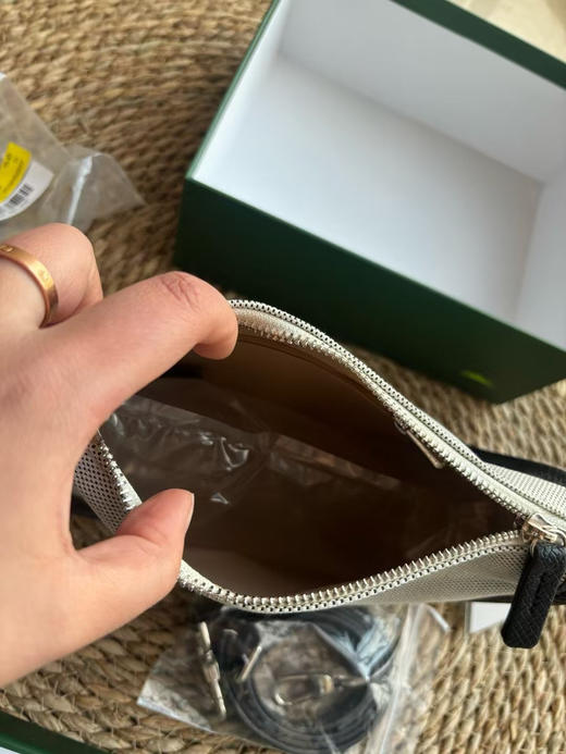 外贸原单正品珑骧豆腐小方包，全套礼盒包装
它既能装又不容易过时，兼具流行与环保，通勤、逛街、度假都能背，拥有一个小方包就能装下你的日常用品~ 商品图4