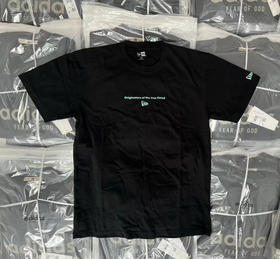 正品纽亦华 印花短袖 
男女同款 胸前字母印花 袖子品牌logo刺绣 简约大方
黑白两色 尺码M L XL