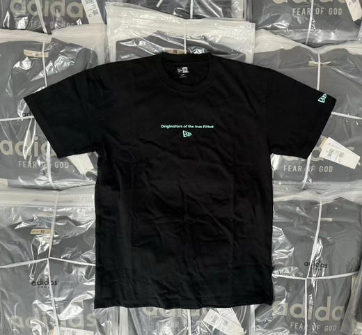 正品纽亦华 印花短袖 
男女同款 胸前字母印花 袖子品牌logo刺绣 简约大方
黑白两色 尺码M L XL 商品图0