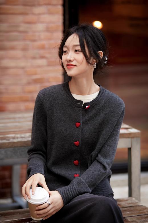🎁高端货｜2025早春新款‼️ 澳洲品牌直发‼️高品质绵羊绒👍 👉【爱心纽扣羊毛开衫外套ACPPQ66017】 ✅选用优质绵羊绒，⁡织法细腻解压，⁠温柔糯软的 商品图7