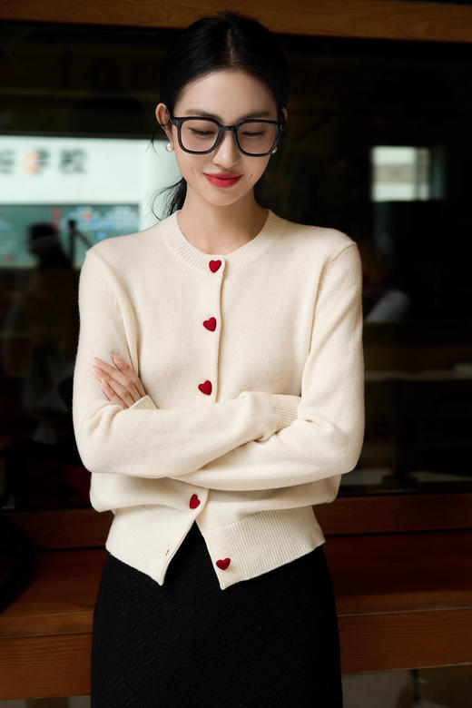 🎁高端货｜2025早春新款‼️ 澳洲品牌直发‼️高品质绵羊绒👍 👉【爱心纽扣羊毛开衫外套ACPPQ66017】 ✅选用优质绵羊绒，⁡织法细腻解压，⁠温柔糯软的 商品图3