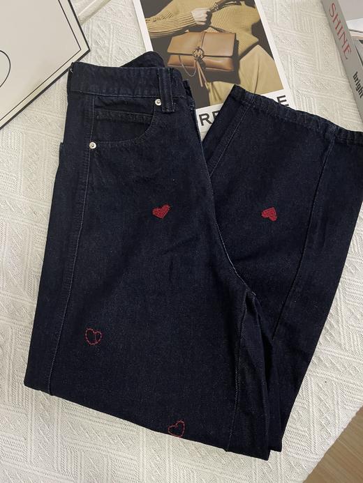 【AUChris小众爱心刺绣弯刀裤💕】，入春第一条裤子认准它‼️ 🔥看看这裤型和刺绣，绝对又是wang炸‼️ 🌿爱心刺绣＋弯刀立体剪裁 !显瘦遮胯，实穿性强，👍搭配率又高🙅 商品图5