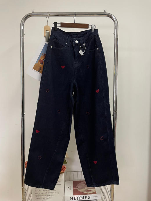 【AUChris小众爱心刺绣弯刀裤💕】，入春第一条裤子认准它‼️ 🔥看看这裤型和刺绣，绝对又是wang炸‼️ 🌿爱心刺绣＋弯刀立体剪裁 !显瘦遮胯，实穿性强，👍搭配率又高🙅 商品图3