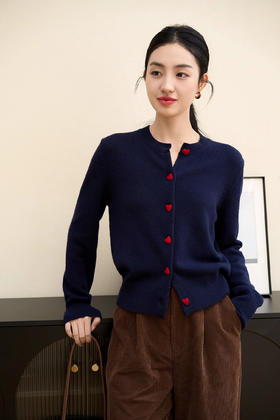 🎁高端货｜2025早春新款‼️ 澳洲品牌直发‼️高品质绵羊绒👍 👉【爱心纽扣羊毛开衫外套ACPPQ66017】 ✅选用优质绵羊绒，⁡织法细腻解压，⁠温柔糯软的