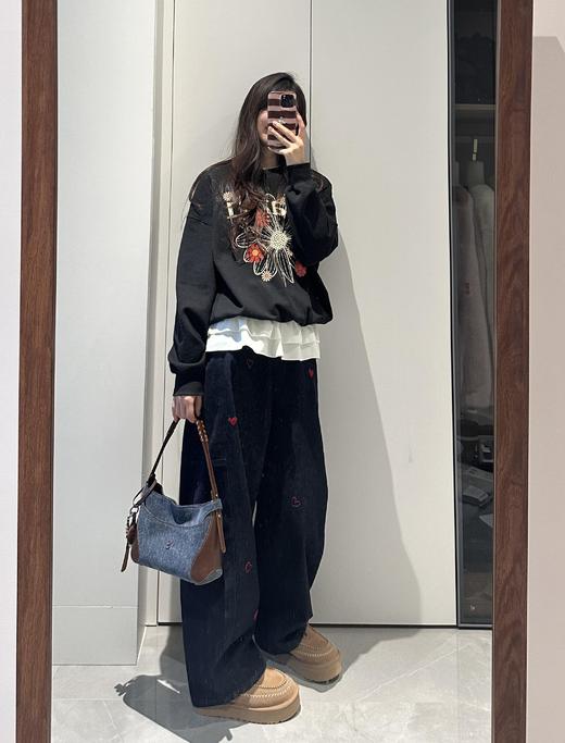 【AUChris小众爱心刺绣弯刀裤💕】，入春第一条裤子认准它‼️ 🔥看看这裤型和刺绣，绝对又是wang炸‼️ 🌿爱心刺绣＋弯刀立体剪裁 !显瘦遮胯，实穿性强，👍搭配率又高🙅 商品图1