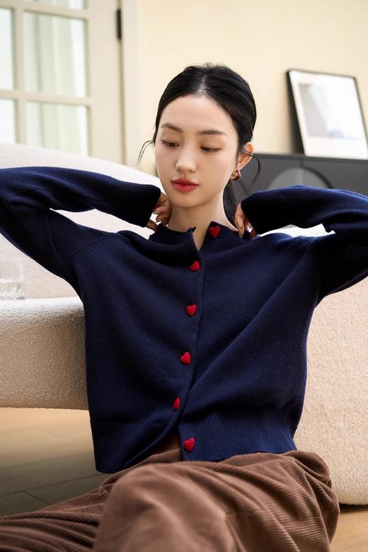 🎁高端货｜2025早春新款‼️ 澳洲品牌直发‼️高品质绵羊绒👍 👉【爱心纽扣羊毛开衫外套ACPPQ66017】 ✅选用优质绵羊绒，⁡织法细腻解压，⁠温柔糯软的 商品图1
