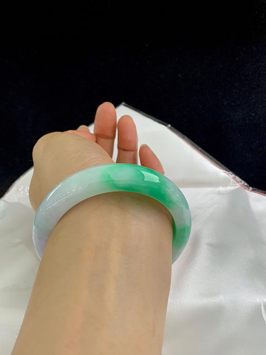 612470，59圈口，飘绿正圈平安镯，白底飘阳绿，条形厚装，底子细腻 商品图5