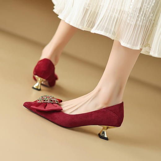 【预售5天】高级感绝美羊翻皮单鞋女春新款尖头水钻蝴蝶结通勤猫跟鞋NDXC&7010 商品图1