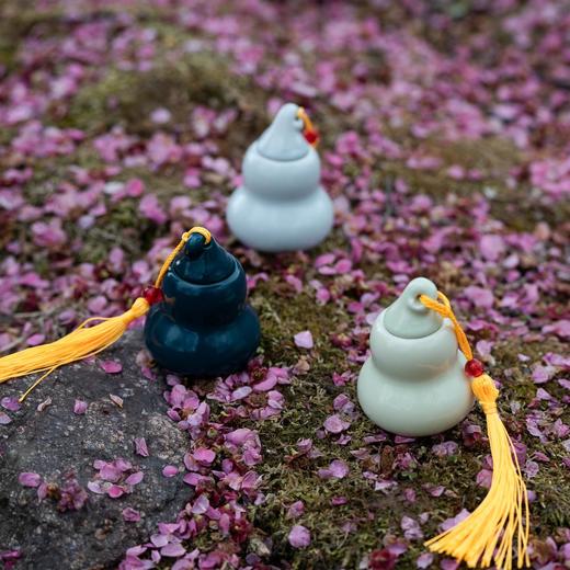 郑师傅 花梨木葫芦香囊香丸，三款古法香丸（盛唐宫中香、李主帐中香、流金龙涎香），搭配了天然花梨木葫芦香囊。搭配福寿纹饰，寓意“福寿双全”。 商品图6