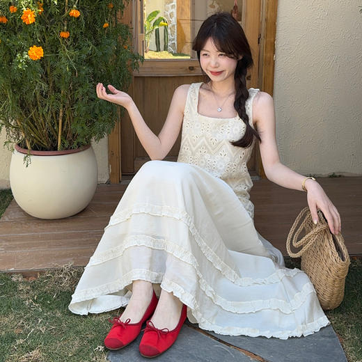 西遇法式吊带连衣裙女春夏新款杏色方领a字收腰度假风长裙SS150317 商品图2