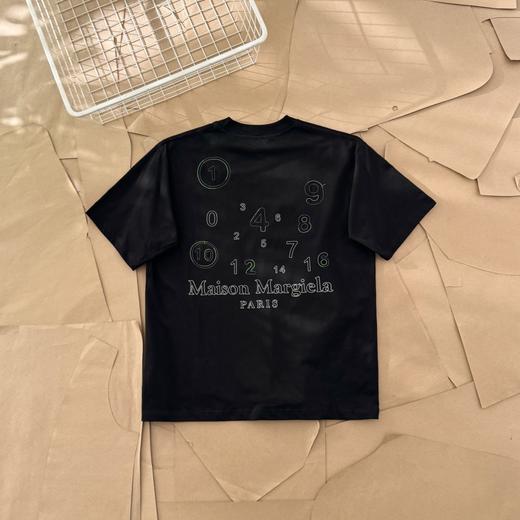 点此购买 梅森马吉拉男女款圆圈大9拼绿字母刺绣短袖T恤 gz 312105 商品图3