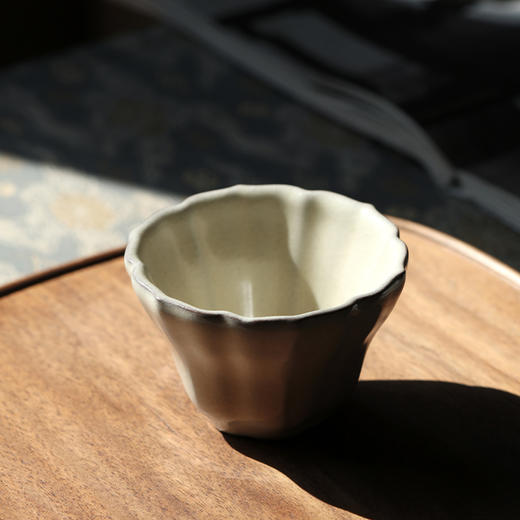 问鼎哥窑传世款瓜棱杯 商品图3