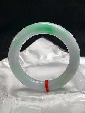 612469，58圈口，细糯飘绿胖圆条福镯，很淡的紫底，飘阳绿，底子细腻