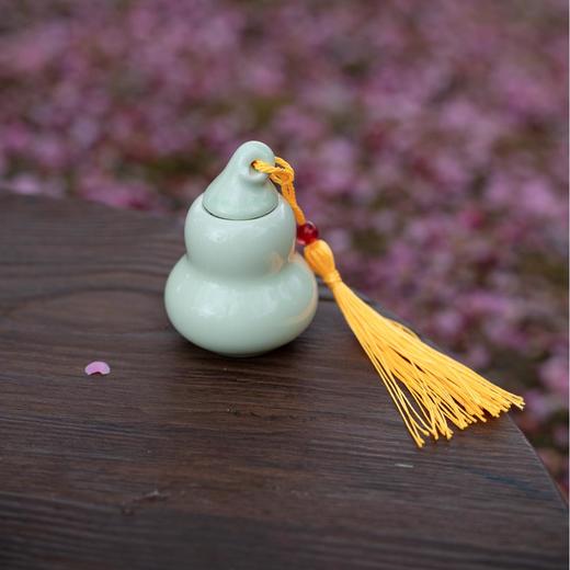 郑师傅 花梨木葫芦香囊香丸，三款古法香丸（盛唐宫中香、李主帐中香、流金龙涎香），搭配了天然花梨木葫芦香囊。搭配福寿纹饰，寓意“福寿双全”。 商品图2