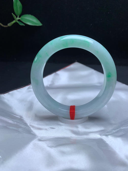 612464，56飘绿手镯，整条均匀干净，一大截带绿。清新有特色 商品图0