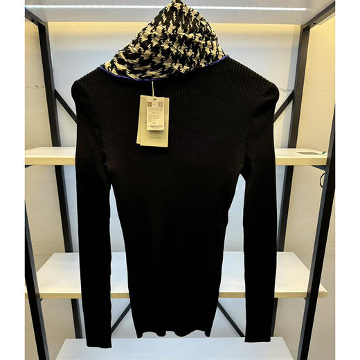 BUR*E**Y/巴*莉 女士时尚温暖舒适桑蚕丝方形围巾纯色弹力毛衣 商品图1