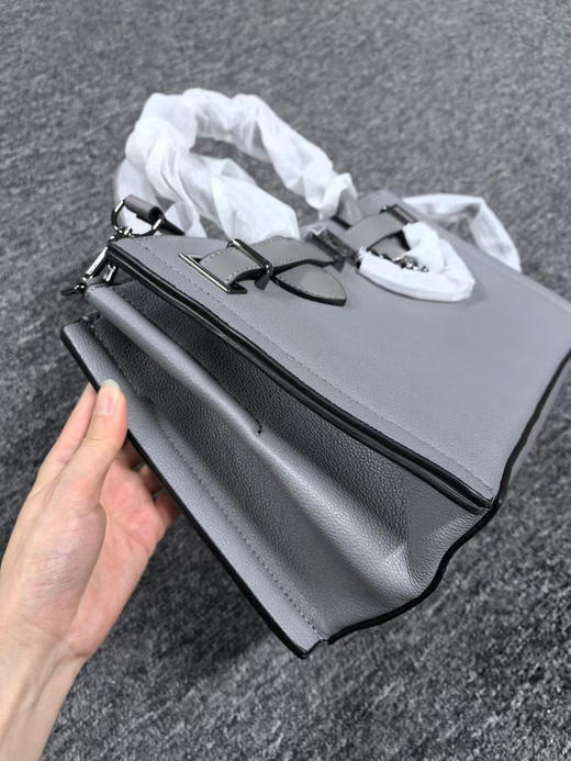 正品 KARL LAGERFELD卡尔拉格斐新款女士斜挎手提包 头层牛皮 产地柬埔寨 尺寸 32/12/19 孤品
原价 298 美金，
无质量问题不退换 商品图6