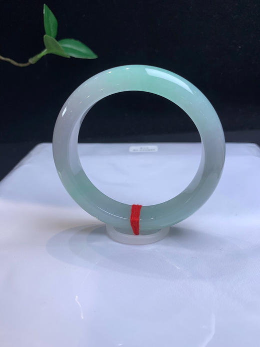 612462，57.8甜绿底手镯，条形厚装大气，底妆均匀干净，上手效果漂亮 商品图1