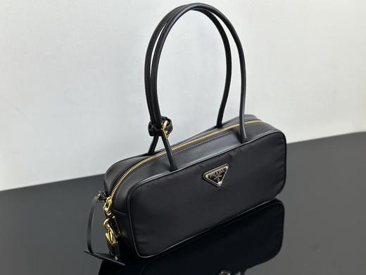 普拉达25春季款尼龙枕头腋下包侧面带挂锁的，可以锁住拉牌用钥匙才能打开（CB） 商品图0