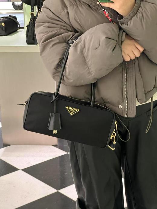 普拉达25春季款尼龙枕头腋下包侧面带挂锁的，可以锁住拉牌用钥匙才能打开（CB） 商品图7