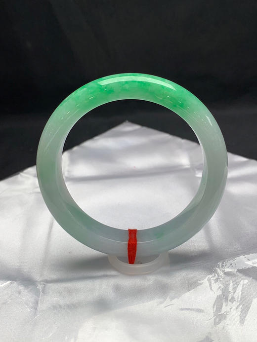 612467，59圈口，飘绿正圈平安镯，白底飘一截阳绿色，显色度高，底子细腻 商品图0