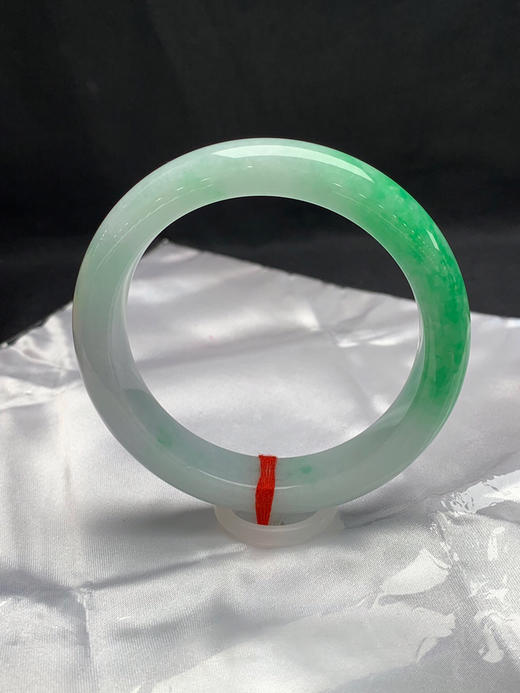 612467，59圈口，飘绿正圈平安镯，白底飘一截阳绿色，显色度高，底子细腻 商品图4