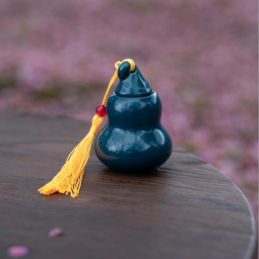 郑师傅 花梨木葫芦香囊香丸，三款古法香丸（盛唐宫中香、李主帐中香、流金龙涎香），搭配了天然花梨木葫芦香囊。搭配福寿纹饰，寓意“福寿双全”。 商品图3