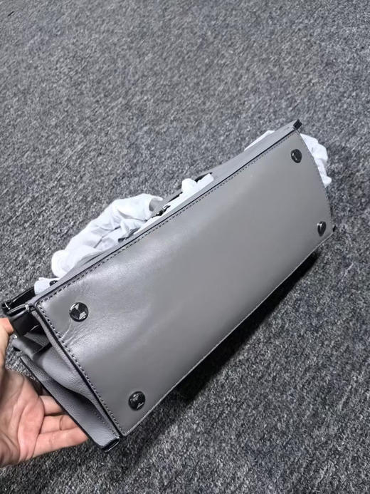 正品 KARL LAGERFELD卡尔拉格斐新款女士斜挎手提包 头层牛皮 产地柬埔寨 尺寸 32/12/19 孤品
原价 298 美金，
无质量问题不退换 商品图5