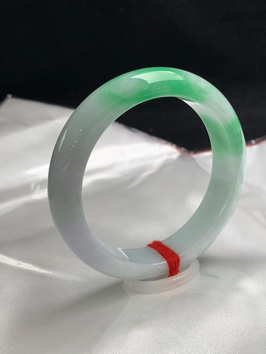 612470，59圈口，飘绿正圈平安镯，白底飘阳绿，条形厚装，底子细腻 商品图1