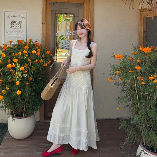 西遇法式吊带连衣裙女春夏新款杏色方领a字收腰度假风长裙SS150317 商品图1