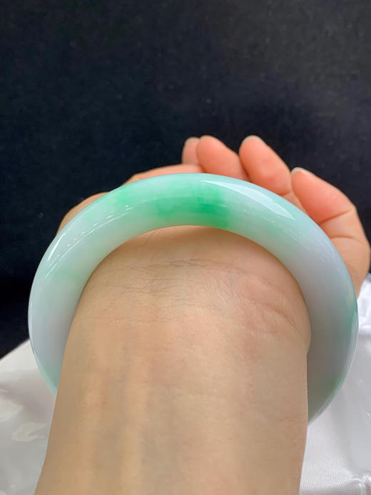 612469，58圈口，细糯飘绿胖圆条福镯，很淡的紫底，飘阳绿，底子细腻 商品图4