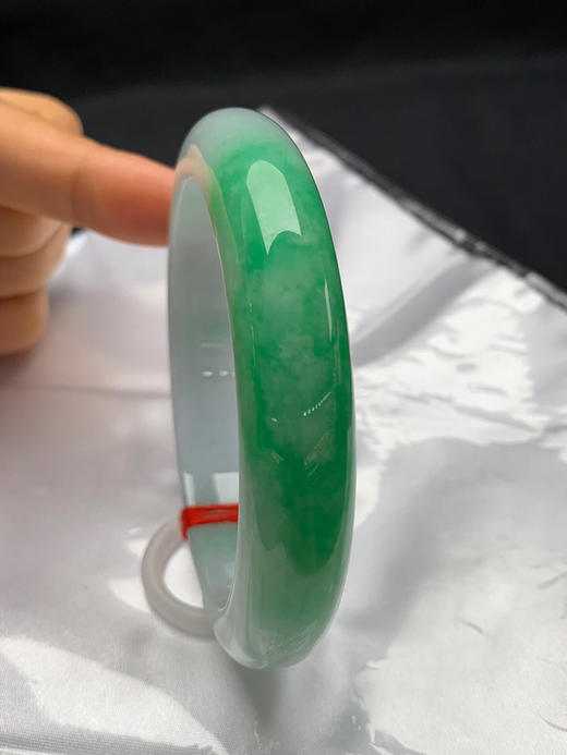 612467，59圈口，飘绿正圈平安镯，白底飘一截阳绿色，显色度高，底子细腻 商品图3