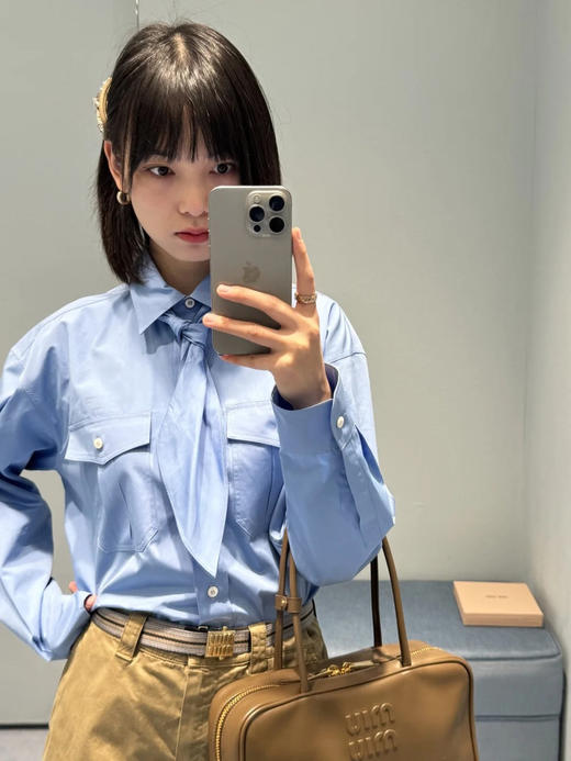 女士府绸质感全棉衬衫带围巾 解锁高阶时髦的穿搭密码 100% 优质全棉面料 独特筋骨感 久穿不变形 双口袋的立体设计 商品图7