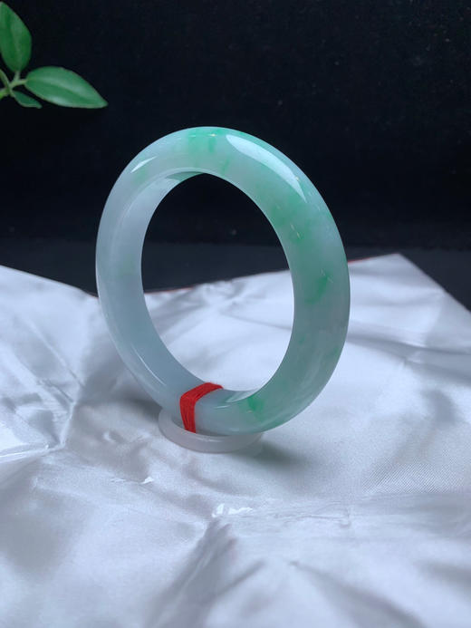 612464，56飘绿手镯，整条均匀干净，一大截带绿。清新有特色 商品图3